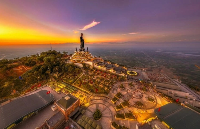 Linh Son Thanh Mau Pagoda – the heart of Sun World Ba Den Mountain’s spiritual complex in Tay Ninh.