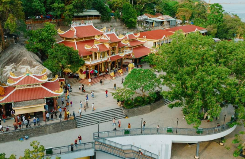The temple courtyard is spacious enough for visitors to come and pay their respects.