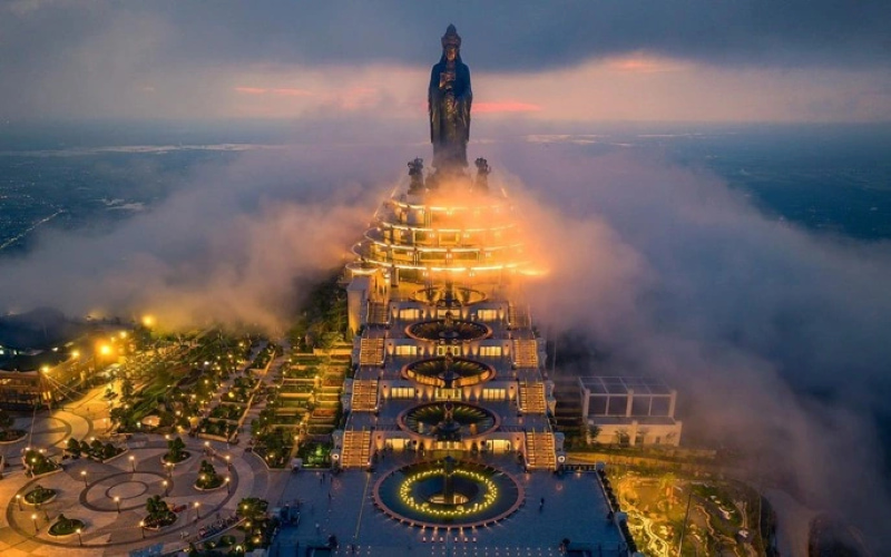 Panoramic view of the Avalokiteśvara Bodhisattva.