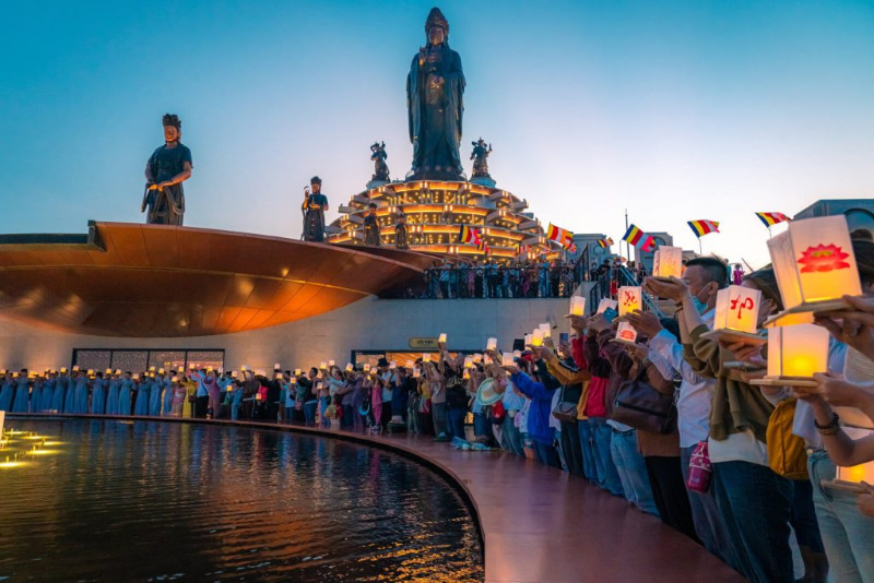 Visitors come to the Avalokiteśvara Bodhisattva to pray.