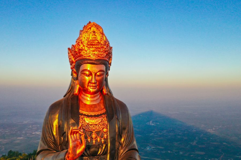 The facial Expression of the Avalokiteśvara Bodhisattva.