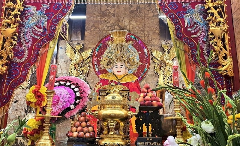The statue of Ba Chua Xu.