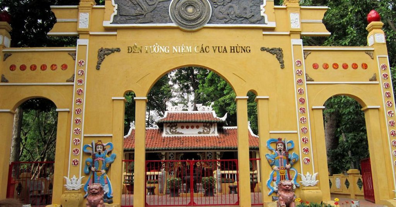Paying tribute to the national founders at the solemn Hung Kings Temple