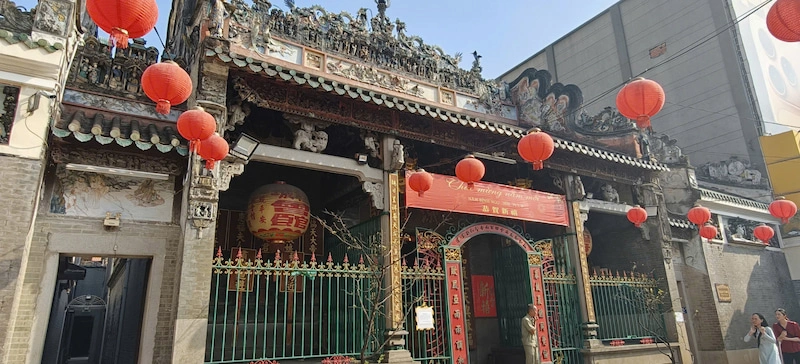 A popular and bustling photography spot at Thien Hau Pagoda during festive seasons