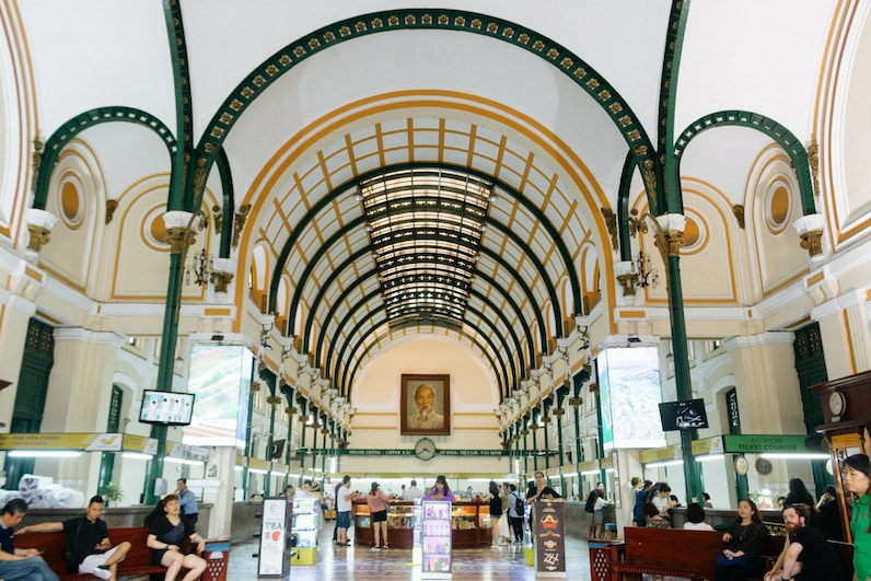 bên trong bưu điện thành phố