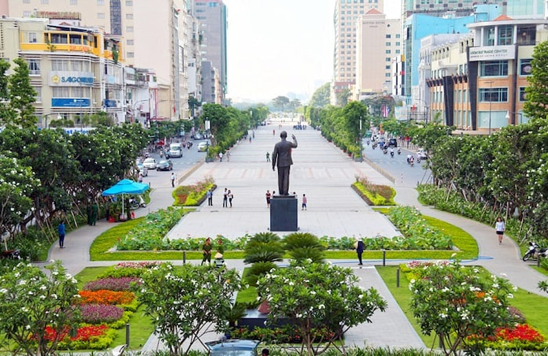 Phố đi bộ Nguyễn Huệ buổi sang