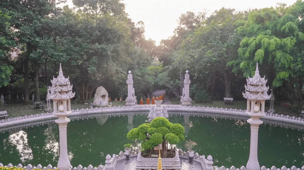 A rare turquoise lake lies right in front of the Gotama stupa