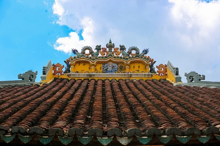 The temple roof is shaped like “Banh It”