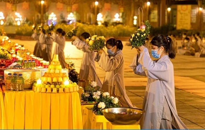 On major holidays, the temple welcomes many visitors who come to worship Buddha